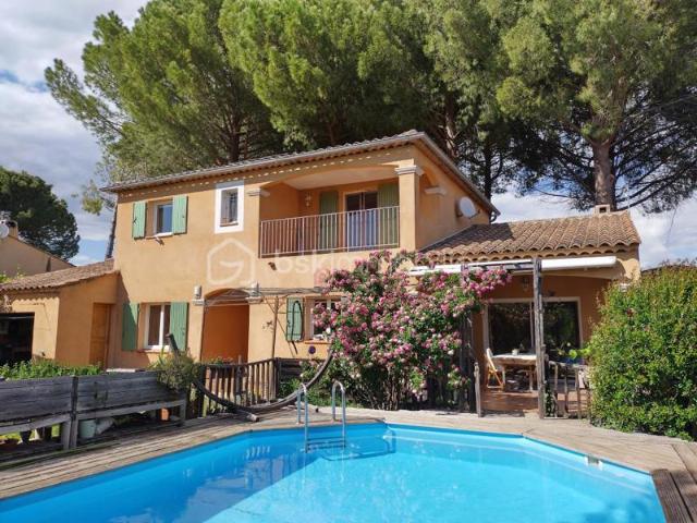 Jolie maison de 148 m2 A proximité des commodités, des bus et des écoles, elle offre un cadre de vie familial et pratique