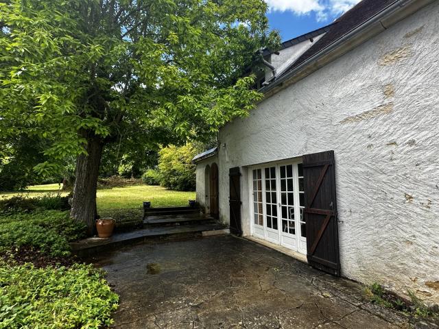 Jolie maison de charme au coeur d'un magnifique parc arboré. 103m² Parigny les Vaux