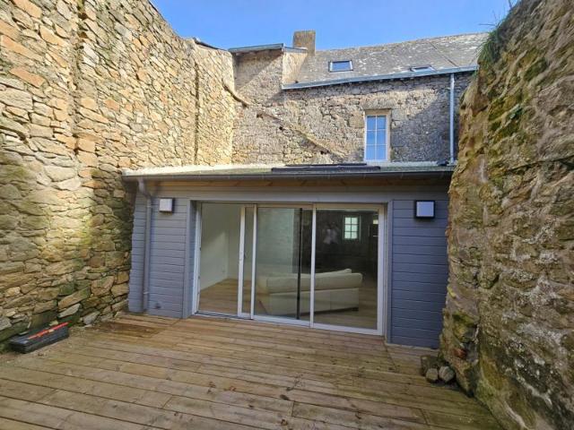 Jolie maison de charme rénovée avec deux chambres et un bureau