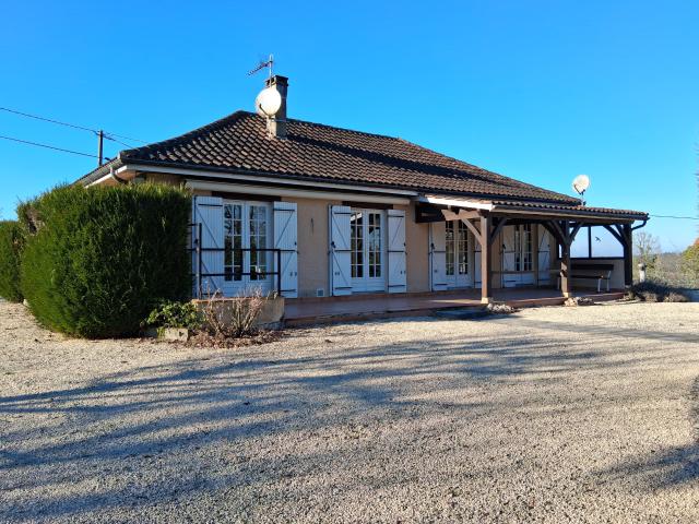 Jolie maison de plain pied, terrain clos et piscine couverte