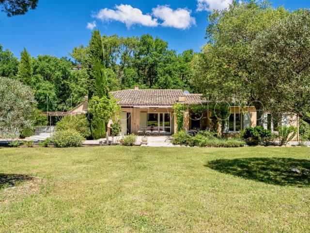 Jolie maison de plain pied avec piscine chauffée et jardin. 127m² Ménerbes