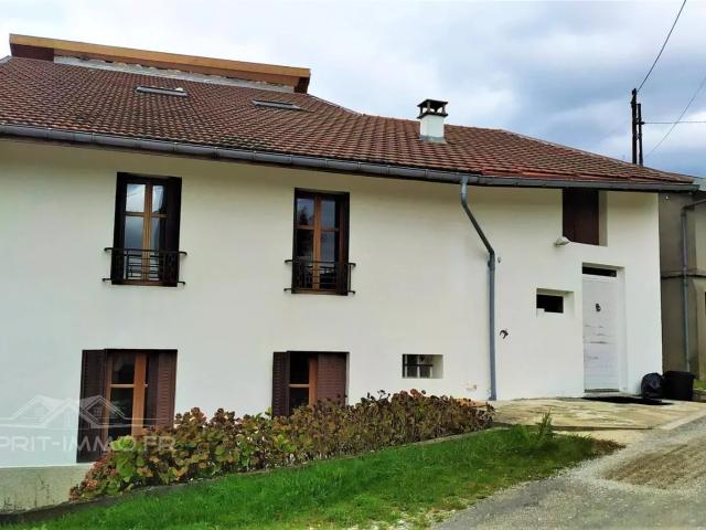 Jolie maison de village 192 m2 avec petit jardin