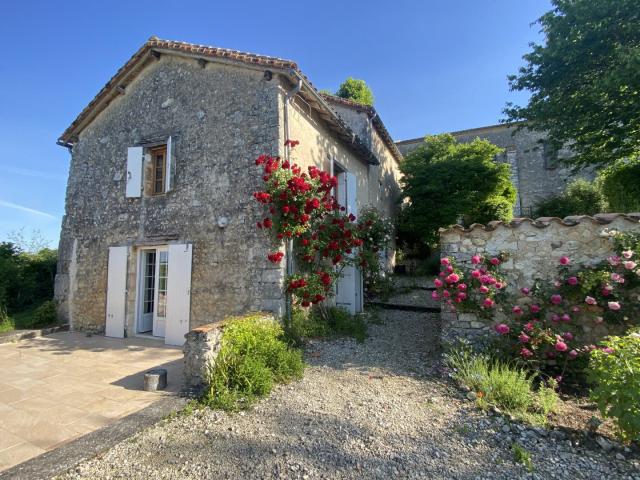 Jolie maison de village. Trois chambres, deux salons, jardin. 158m² Montmoreau