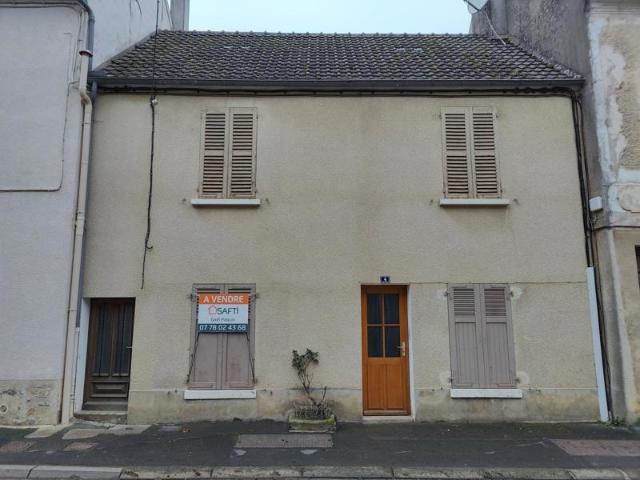 Jolie maison de village à faire revivre.