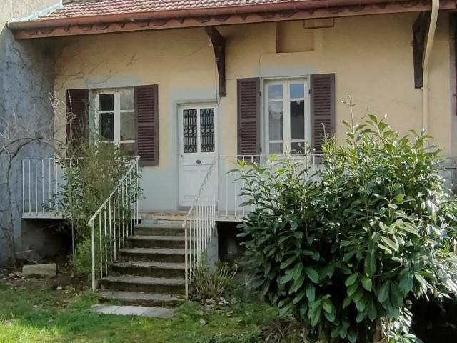 Jolie maison de village avec cour
