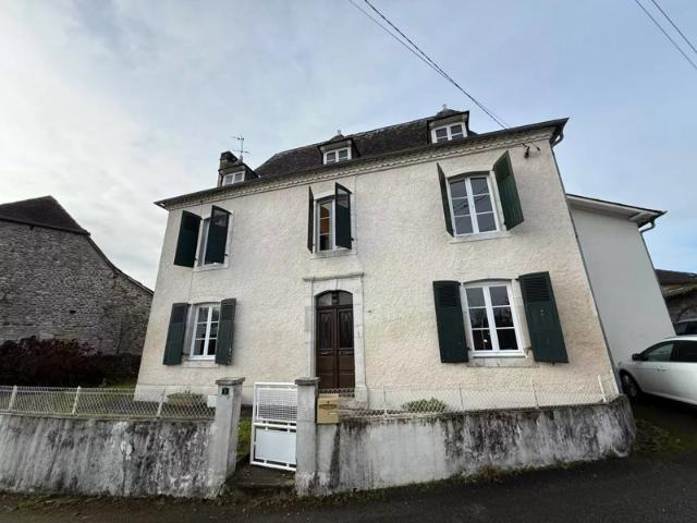 Jolie maison de village avec garage et jardin