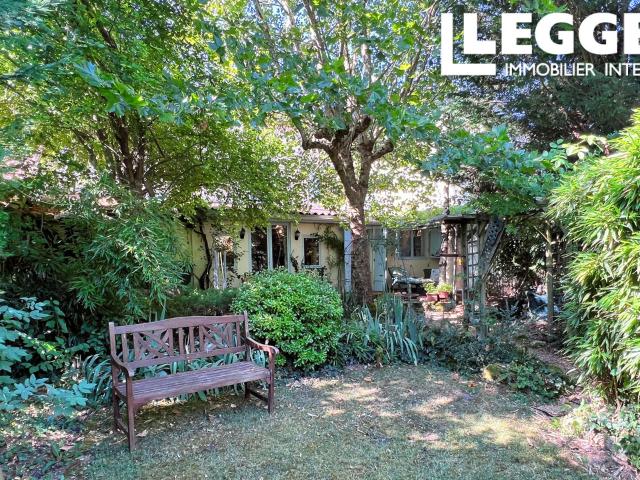 Jolie maison de Village de 118m2 avec 2/3 chambres possédant un étonnant petit jardin à l'arrière