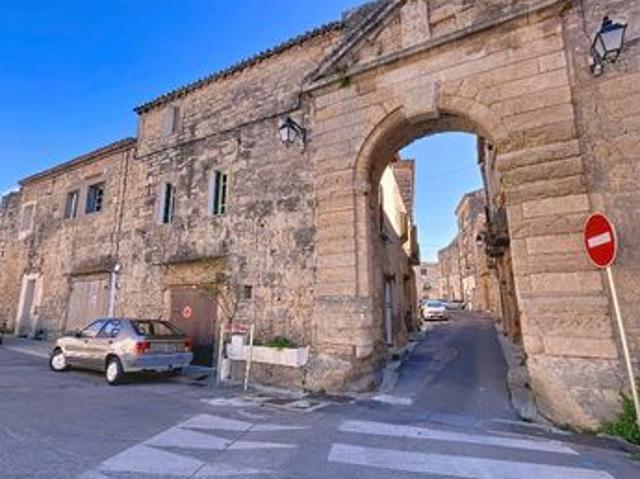 Jolie maison de village en pierre à Poussan, quartier historique