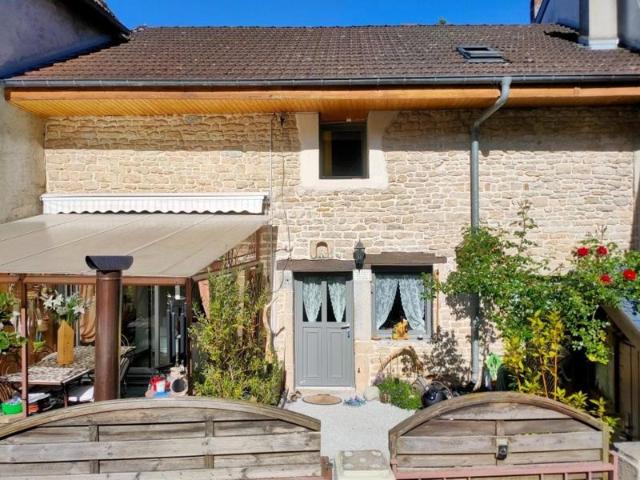 Jolie maison de village en pierre rénovée avec terrasse à chenecey buillon doubs