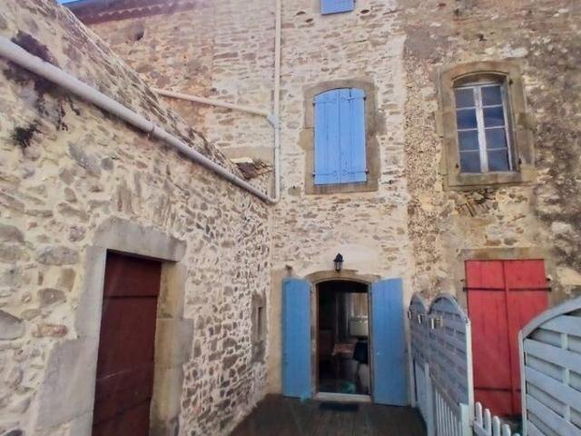 Jolie maison de village en pierres avec cour