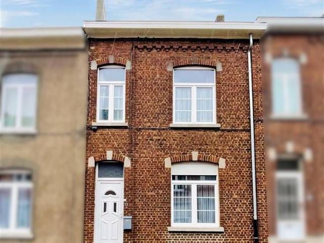 Jolie maison de ville offrant de grands espaces