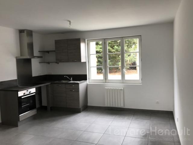 Jolie maison de ville restaurée F3, 73 m² avec jardinet clos privatif et stationnement véhicule