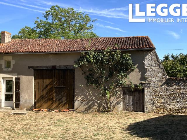 Jolie maison d'une chambre avec une grande grange attenante, idéale pour un agrandissement, et grand jardin