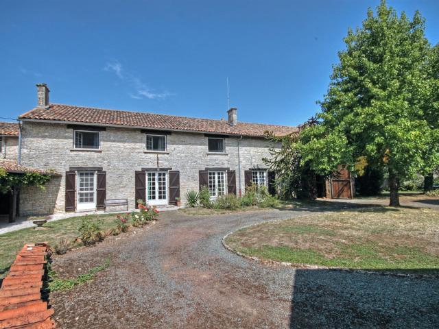 Jolie maison en pierre avec granges et piscine, village avec. 252m² Melleran