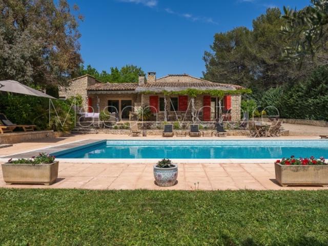 Jolie maison en pierre avec piscine, jardin et vues