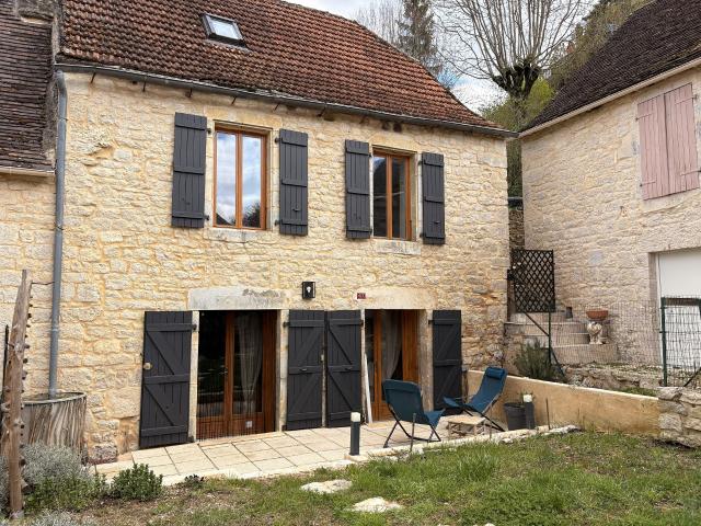 Jolie maison en pierre, avec terrasse et jardin, LOT 46