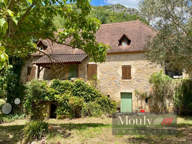 JOLIE MAISON EN PIERRE AVEC VUE SUR LE VILLAGE DE SAINT CIRQ LAPOPIE