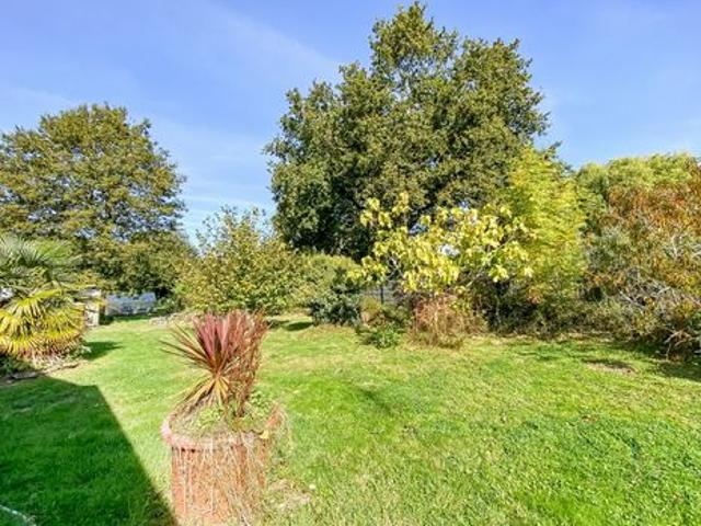 Jolie maison en pierre proche des plages avec grand jardin, puits et dépendance