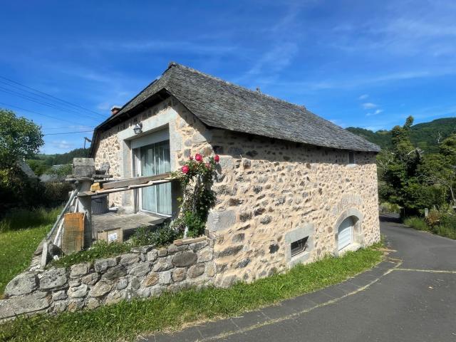 JOLIE MAISON EN PIERRE SUR LA COMMUNE DE SAINT ETIENNE DE CHOMEIL