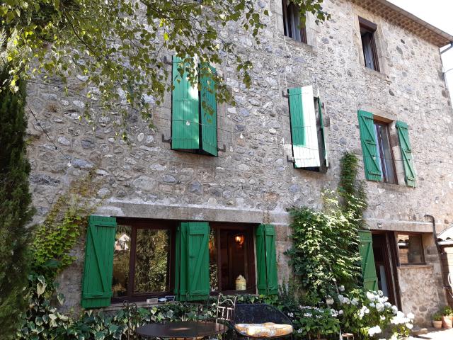 Jolie maison en pierres avec garage, habitable de suite