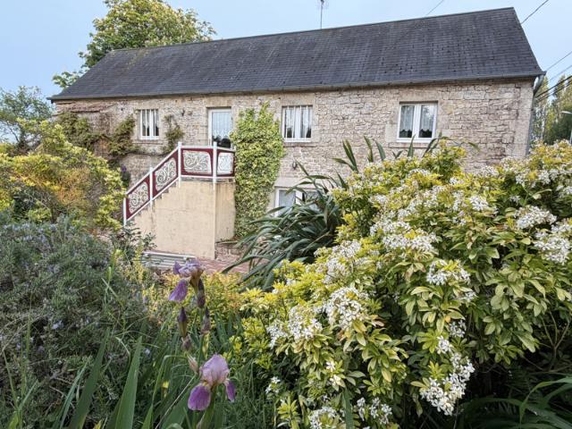 JOLIE MAISON EN PIERRES AVEC GRAND JARDIN ET AUTONOMIE DE PL