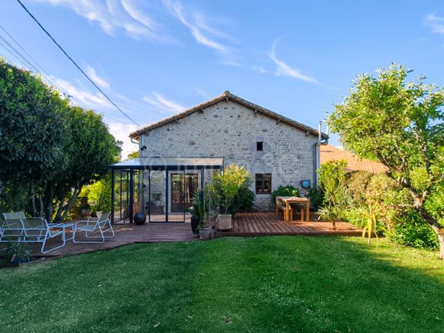 Jolie maison en pierres avec grange et jardin