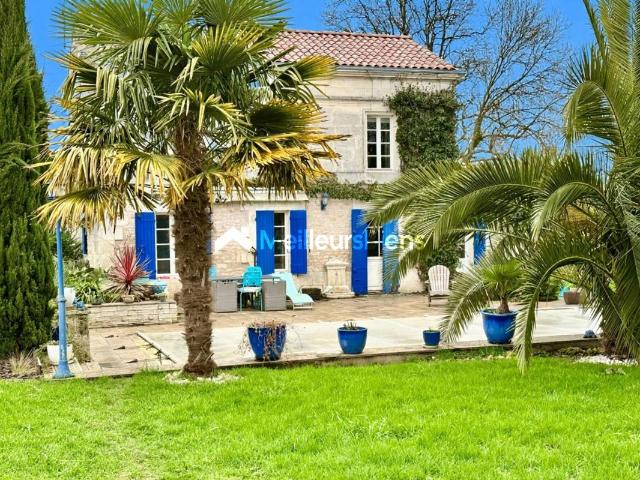 JOLIE MAISON EN PIERRES AVEC PISCINE