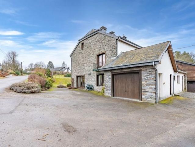 Jolie maison en pierres du pays + grange