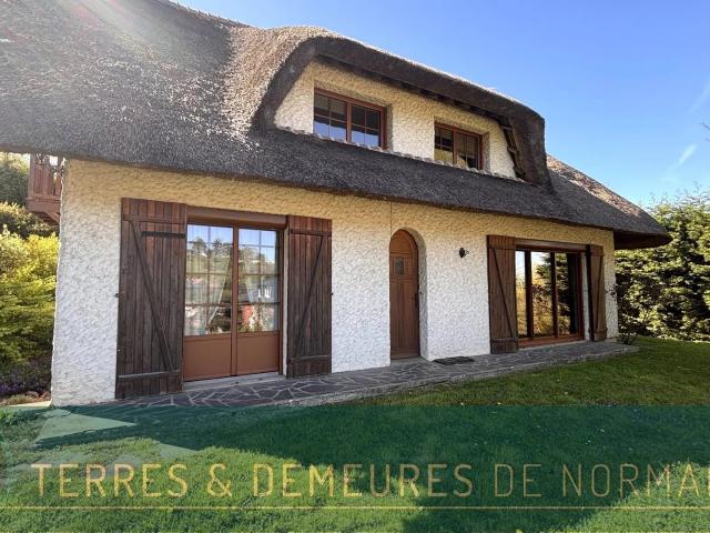 Jolie maison en toit de chaume avec 4 chambres, située proche du