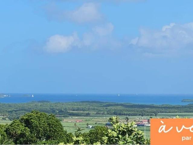 Jolie maison F4 en bois exotique avec grandes terrasses et vue m