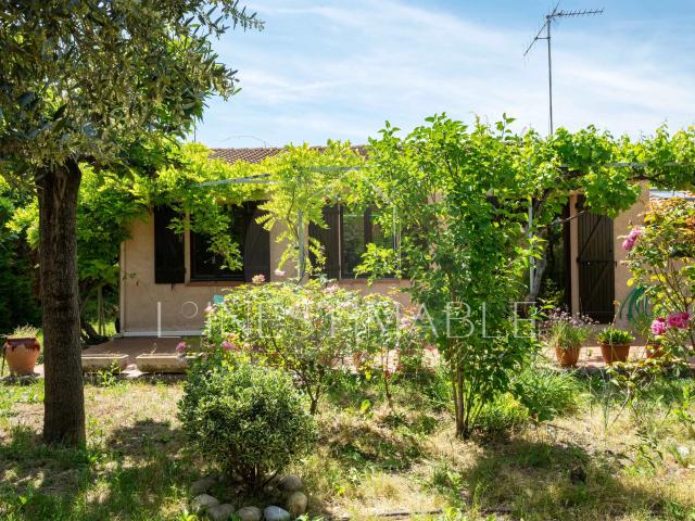 Jolie maison familiale de plein pied avec jardin, village à pied