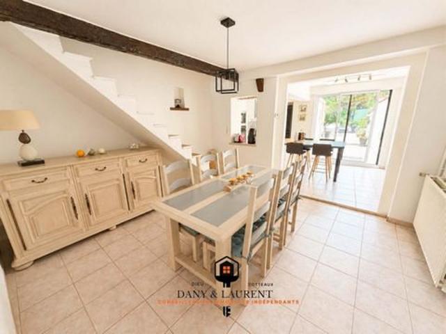 jolie maison famillialle entièrement rénové avec un trés beau jardin