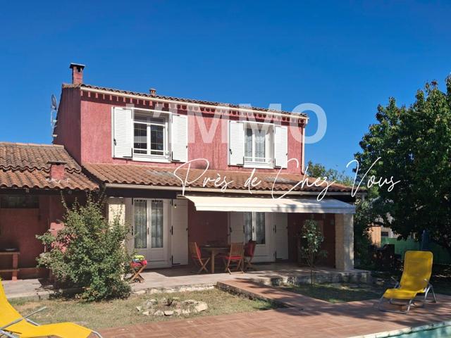 Jolie maison provençale avec terrain plat, piscine et verdure