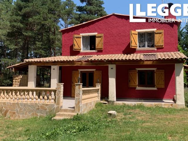 Jolie maison provençale située dans un cadre verdoyant