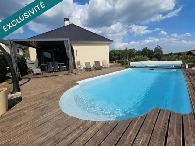 Jolie maison récente avec vue dégagée d'environ 131 m² avec piscine et grand jardin au calme