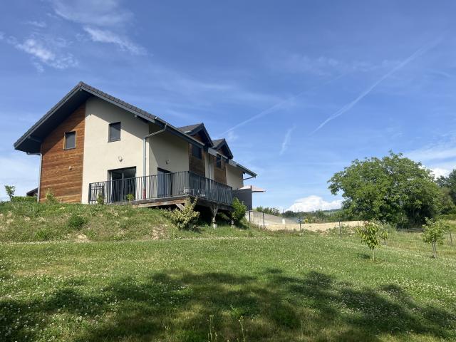 Jolie maison récente de 2022 avec 3 chambres, terrain de 1000 m2, située à LA BALME DE SILLINGY