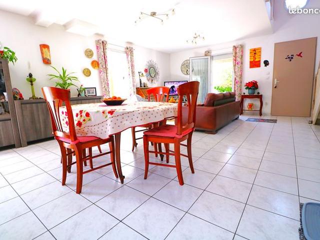 Jolie maison T5 de 2011 + garage sur terrain 287m²