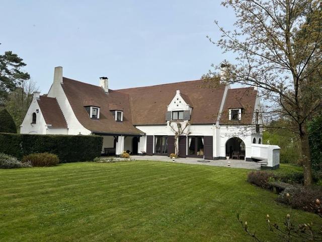 Jolie propriété 5CH/4SDB à deux pas du Golf de Waterloo