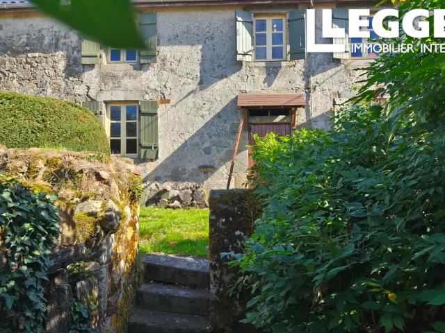 Jolie propriété de 2 chambres près de Thiat avec petit jardin attenant et grange