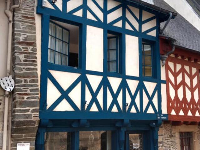 JOSSELIN Bâtisse à colombages