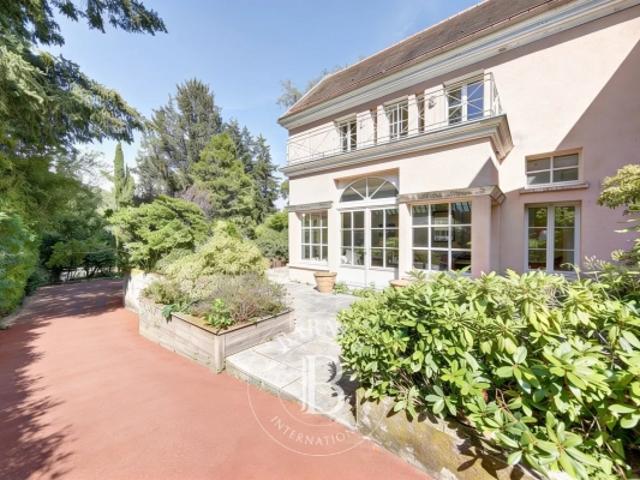 Jouy en Josas – Maison d'architecte de 350 m² – 5 chambres – Parc paysager avec piscine