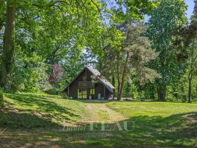 JOUY EN JOSAS Domaine boisé de plus de 2 hectares avec chalet et maison de gardien