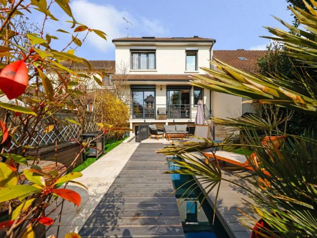 JOUY EN JOSAS Les Metz maison familiale avec piscine et studio