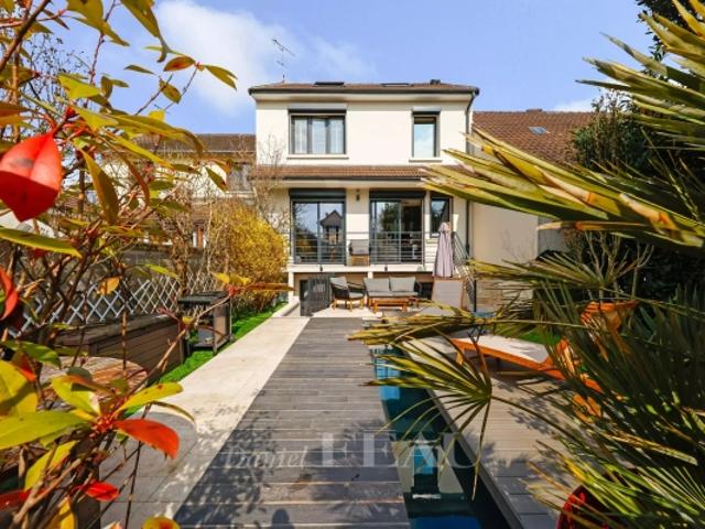 JOUY EN JOSAS Les Metz maison familiale avec piscine et studio indépendant