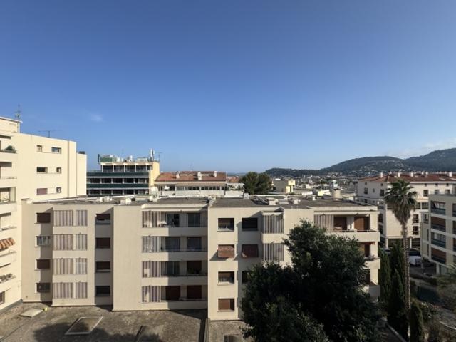 joulia, T3 plein centre ville en dernier étage avec jolie vue