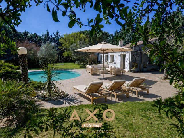 JOUQUES — VILLA T8 DE PLAIN PIED — STUDIO INDÉPENDANT — PISCINE — JACUZZI — 3 GARAGES — 990 000 €
