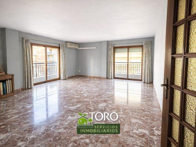 Joya Inmobiliaria en el Corazón de Alicante: Amplitud, Altura y Potencial Ilimitado