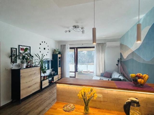 Sprzedam komfortowe 2 pokojowe mieszkanie 48,6 m² z klimatyzacją i balkonem