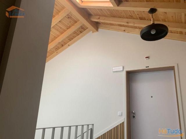 Junto á Rua de Santa Catarina encontramos este magnifico T0 com 53m2 | 26084063495