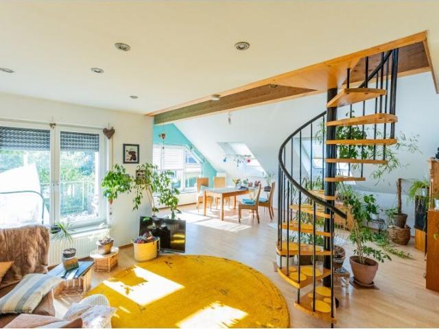 Jung & Kern Immobilien Lichtdurchflutete Dachgeschoss Maisonette Wohnung mit Galerie